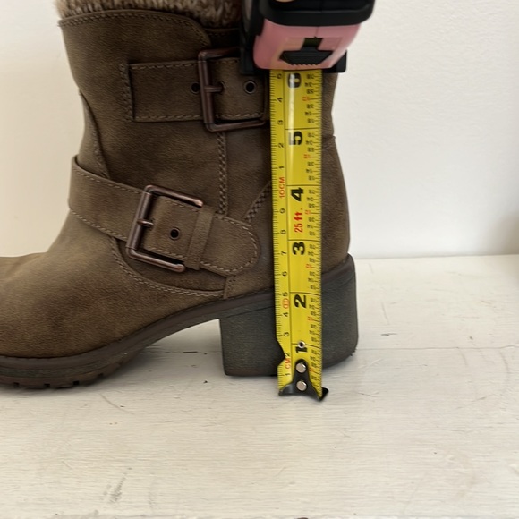 Roxy boots, woman’s size 8. Fuzzy warm lining  with 2 inch heel. - Picture 8 of 8